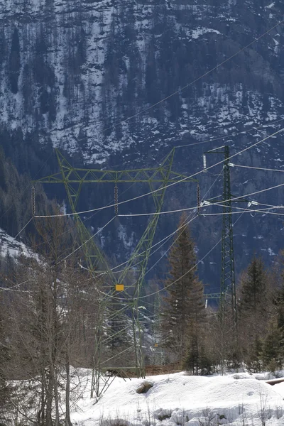冬の高電圧ライン — ストック写真