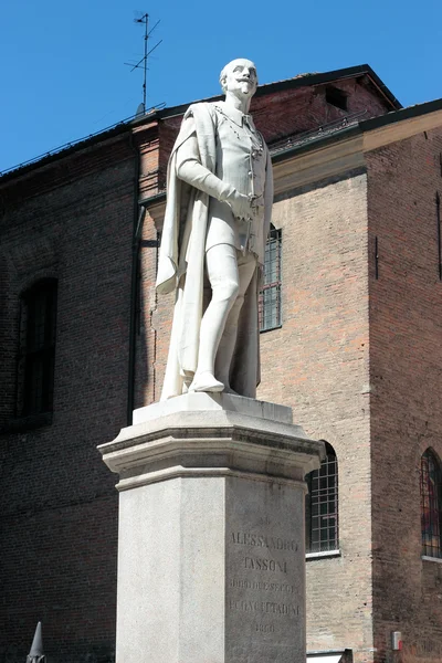 Poeten statyn ligger på piazza torre, modena — Stockfoto