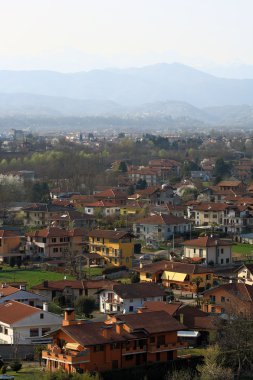 küçük bir İtalyan şehrin havadan görünümü