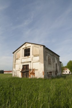 terk edilmiş kilisede