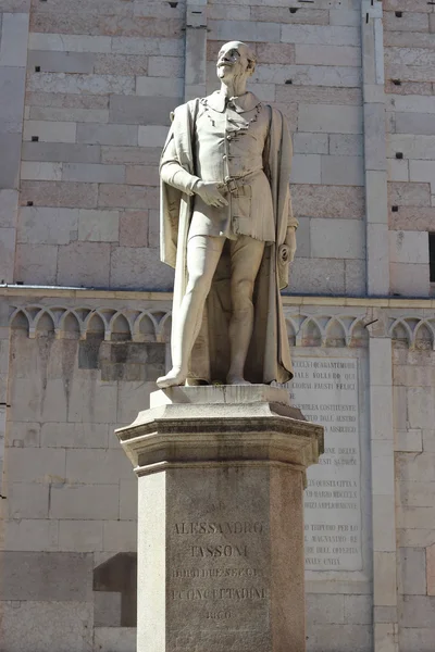 Poeten statyn ligger på piazza torre, modena — Stockfoto
