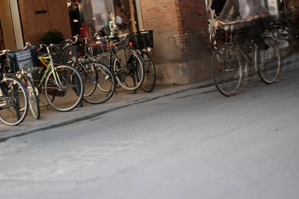 Парковка для велосипедов и велосипедов — стоковое фото