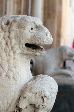 Romanesk aslan heykeli