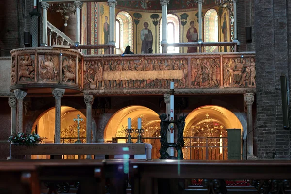 Innenraum der Kathedrale von Modena — Stockfoto