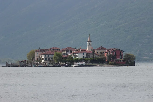 Jezero maggiore a rybáři ostrov — Stock fotografie