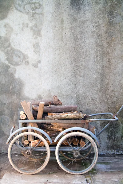 Wheelbarrow with logs — Stock Photo, Image