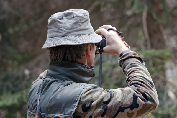Человек проверяет цель перед стрельбой с технологическим луком — стоковое фото