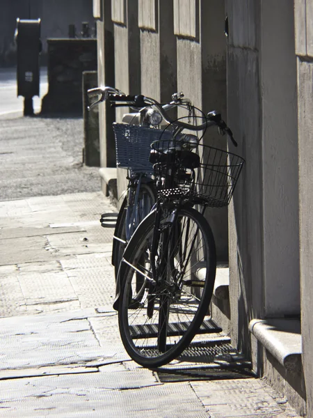 Klassisches Fahrrad gegen Wand geparkt — Stockfoto