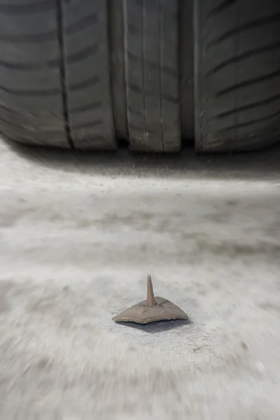 钉和轮胎 — 图库照片