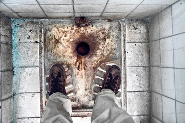 Напівзруйнований Турецька туалет — стокове фото
