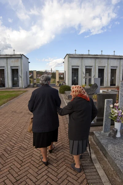 Seniorinnen auf einem Friedhof — Stockfoto