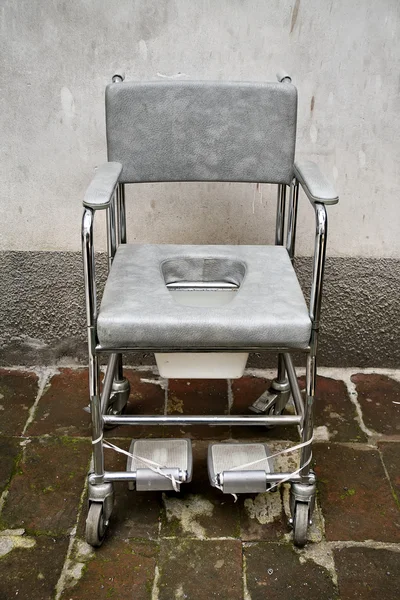 Вид спереди инвалидной коляски — стоковое фото