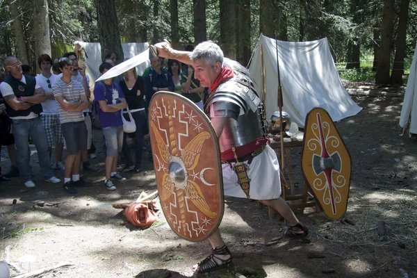 Romeinse als legioensoldaat vecht — Stockfoto