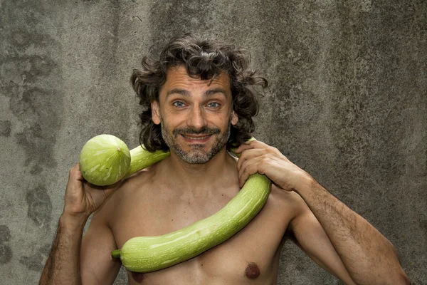 Uomo sorridente e zucchine — Foto Stock