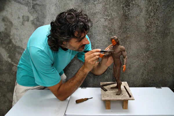 Artiste travaillant sur une figurine — Photo