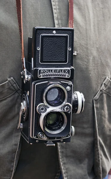 Primo piano del fotografo con un vecchio rolleiflex — Foto Stock