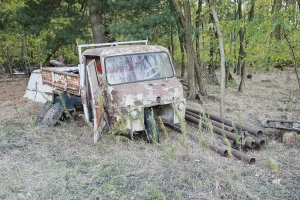 Stary zardzewiały pojazdu — Zdjęcie stockowe