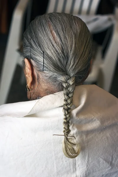 Mulher idosa penteado — Fotografia de Stock