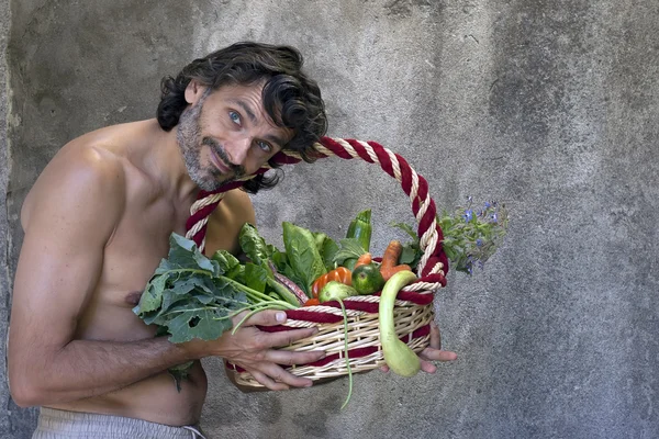 Adam bir sepet ve sebze ile — Stok fotoğraf