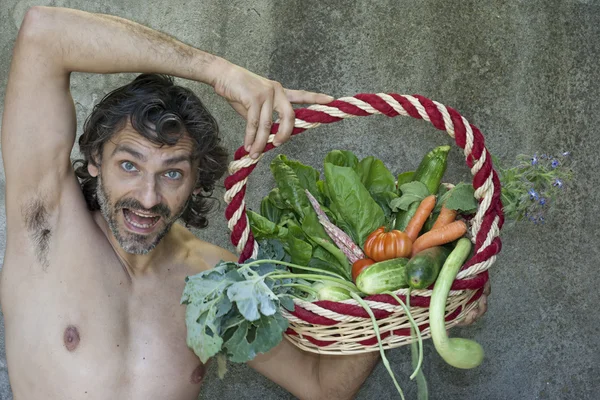 Homem feliz com legumes — Fotografia de Stock