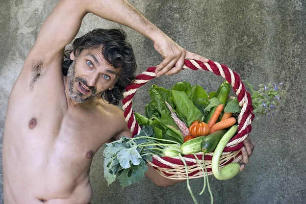 新鮮な野菜を持つ男 — ストック写真