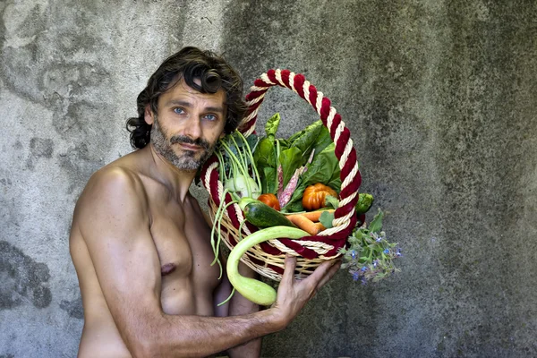 Taze sebze ile adam — Stok fotoğraf