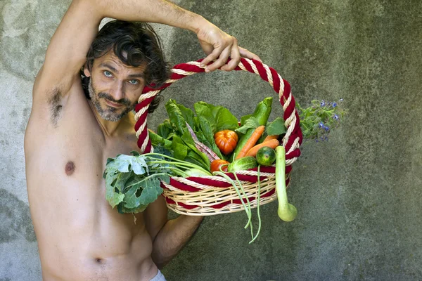 Человек с овощами — стоковое фото