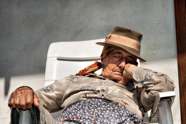 Пожилая женщина дремлет — стоковое фото