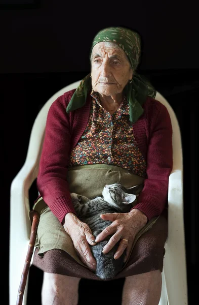 Бабушка со своим питомцем — стоковое фото