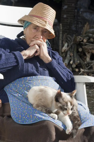 Mujer mayor con un gato — Foto de Stock