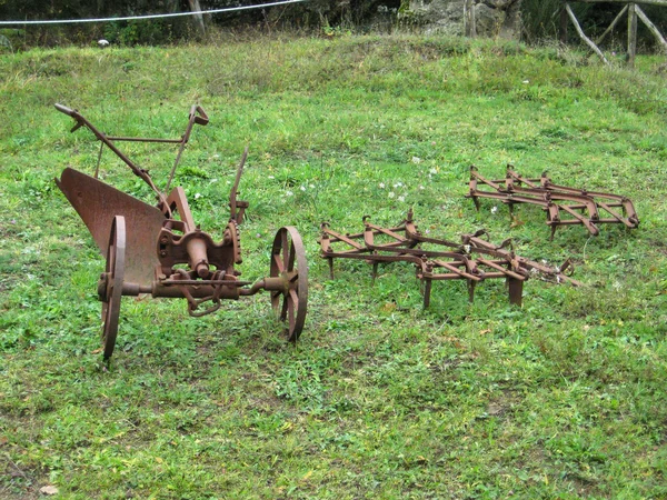 Máquinas agrícolas em um campo — Fotografia de Stock