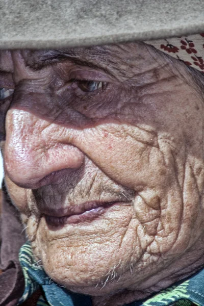 Портрет усталого старика — стоковое фото