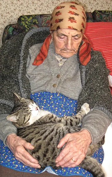Femme âgée avec un chat — Photo