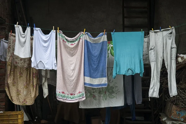 Oblečení, které visí na laně — Stock fotografie
