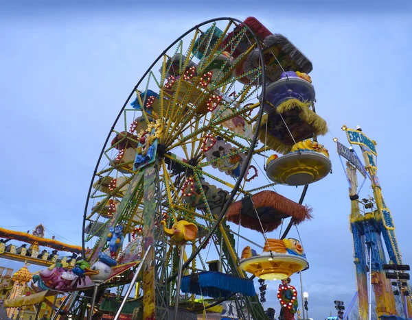Roată colorată în Luna Park — Fotografie, imagine de stoc