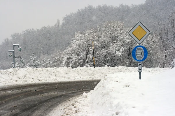 Дорожній знак нагадує водіям використовувати ланцюги шин у разі снігу — стокове фото
