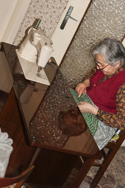 Macchina da cucire donna anziana — Foto Stock
