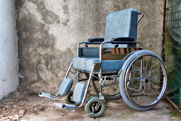 Одна инвалидная коляска — стоковое фото