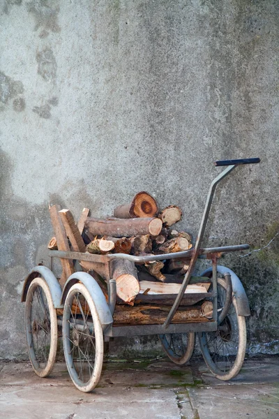 Retro wheelbarrow — Stock Photo, Image