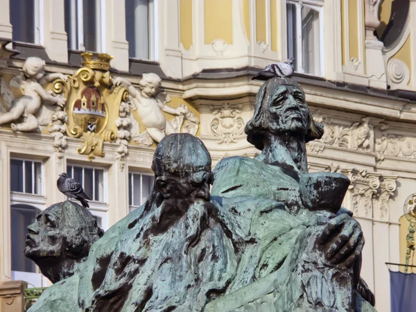 Palomas en el monumento de Jan Hus — Foto de Stock