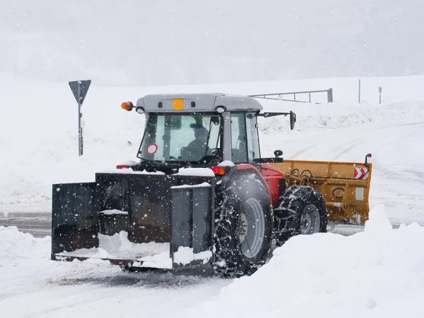 Kar temizleme aracı traktör — Stok fotoğraf