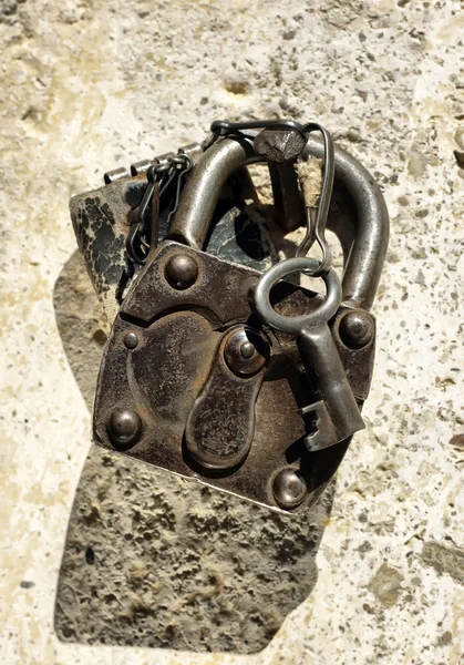 Eski asma kilit ve anahtar — Stok fotoğraf