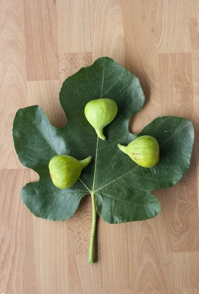 Frutti di fico e foglie — Foto Stock