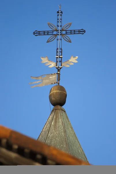 Çan kulesinin üzerinde çapraz ayrıntılı — Stok fotoğraf