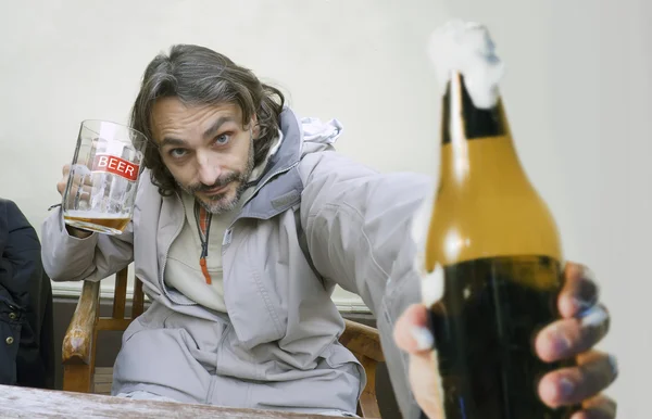 Homem com copo de cerveja — Fotografia de Stock