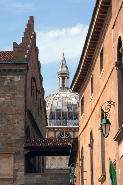 Старые здания Бергамо — стоковое фото