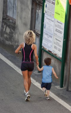Anne ve oğul birlikte koşuyor.