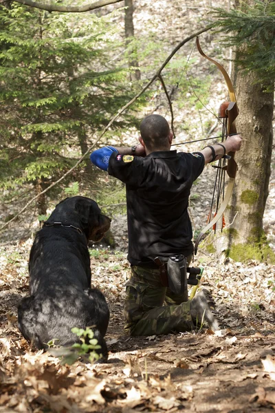 Archer com um cão — Fotografia de Stock