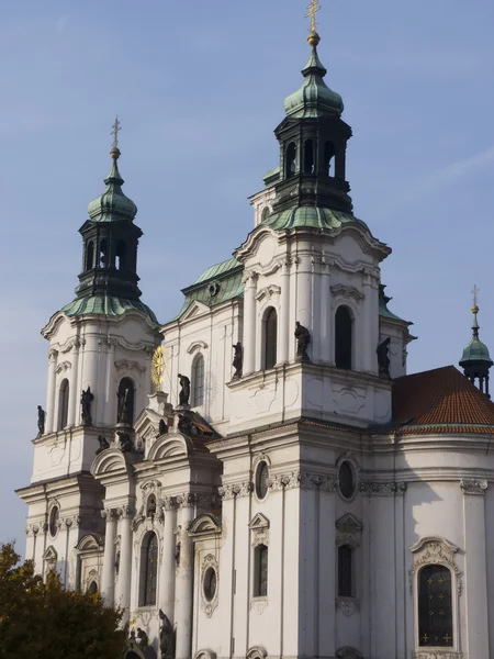 Old Town Square Church i Praha – stockfoto