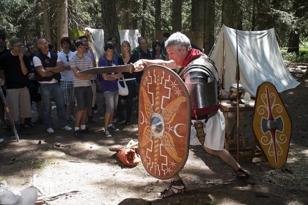 Romeinse als legioensoldaat vecht — Stockfoto